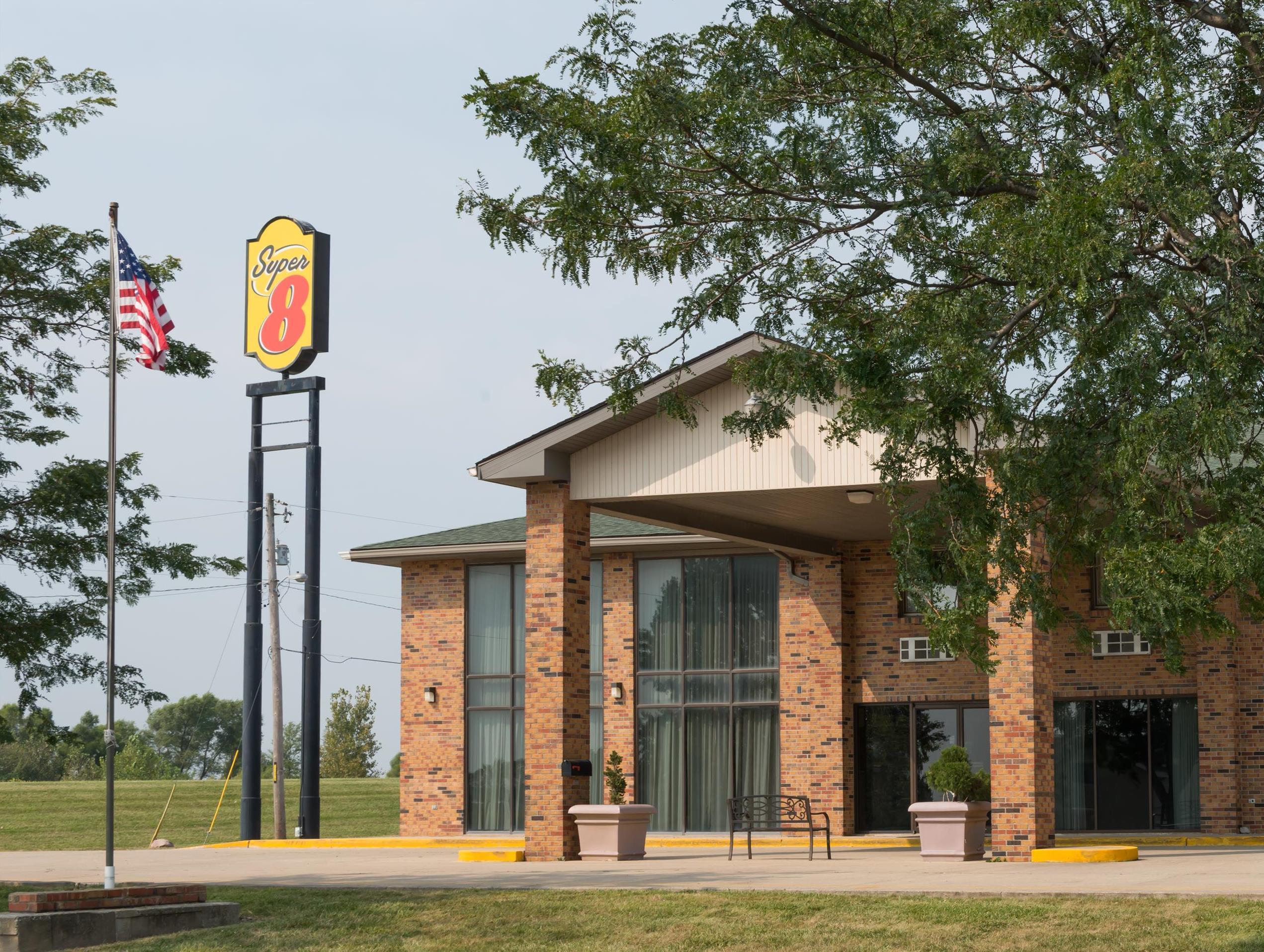 Super 8 By Wyndham Staunton Hotel Exterior photo