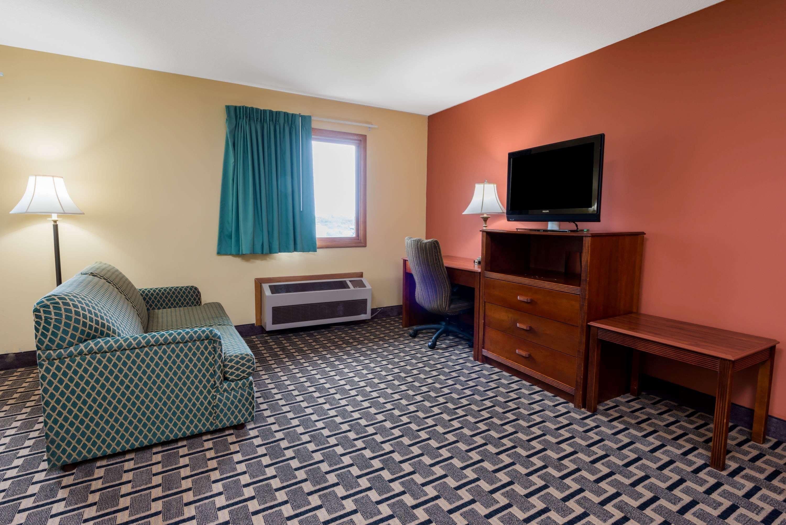 Super 8 By Wyndham Staunton Hotel Exterior photo