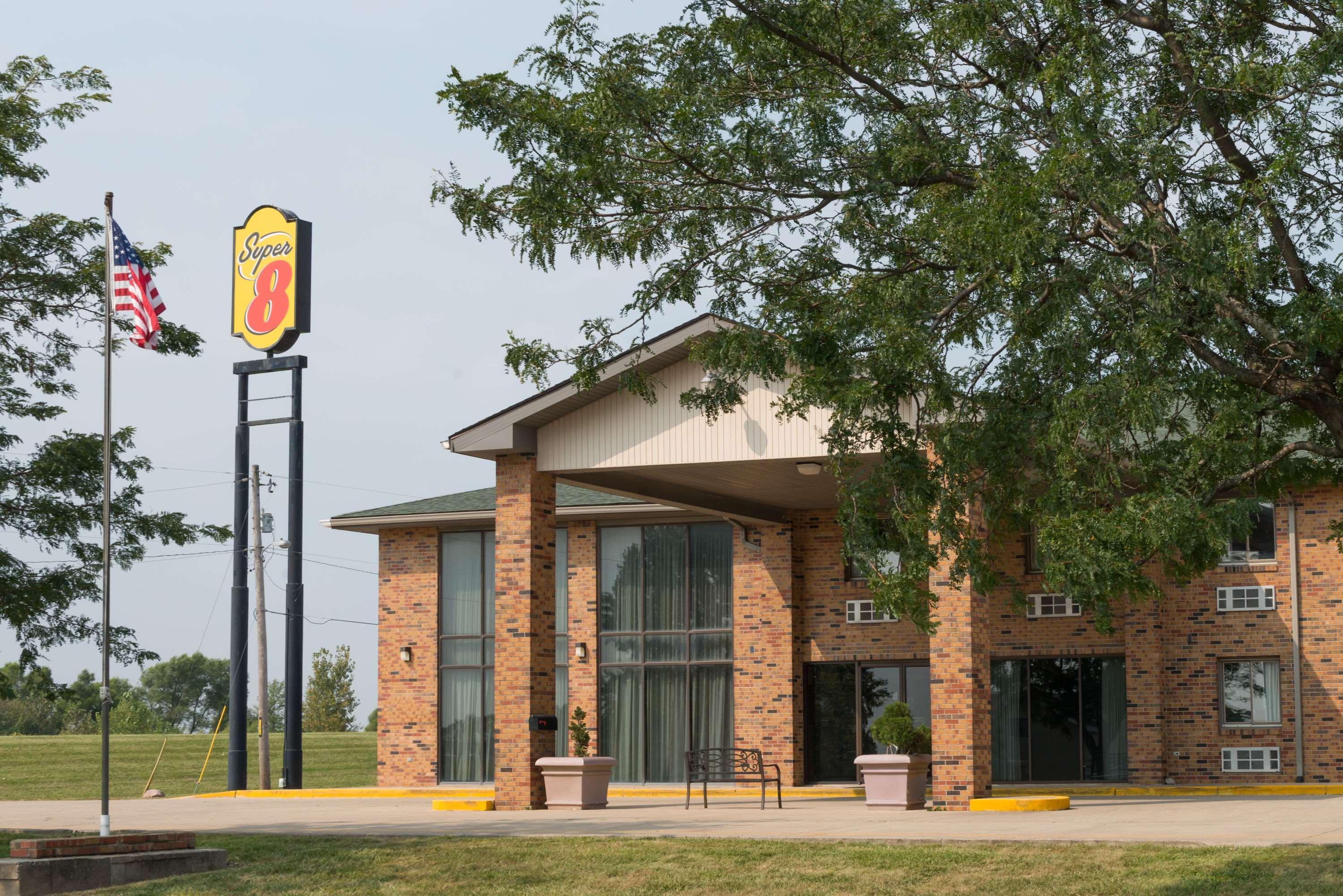Super 8 By Wyndham Staunton Hotel Exterior photo