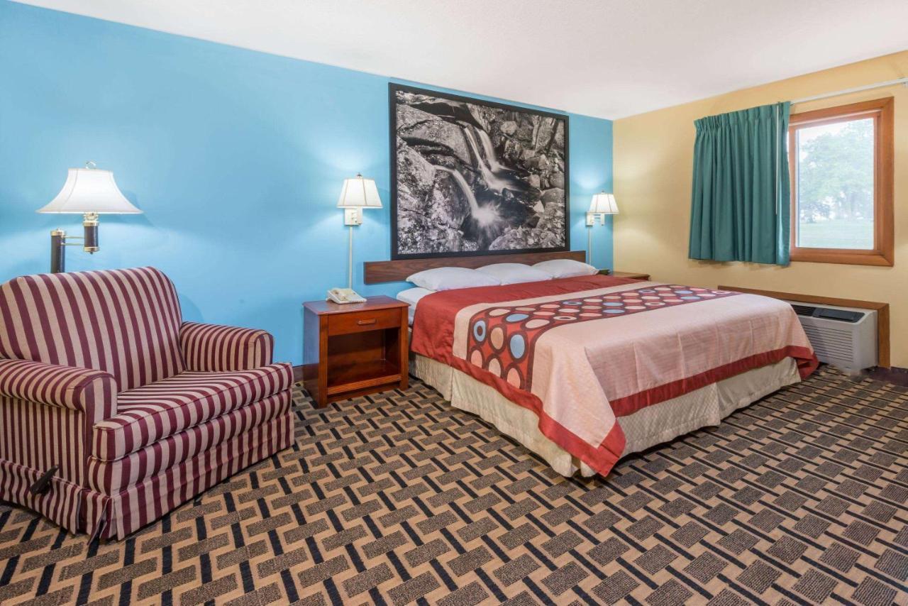 Super 8 By Wyndham Staunton Hotel Exterior photo